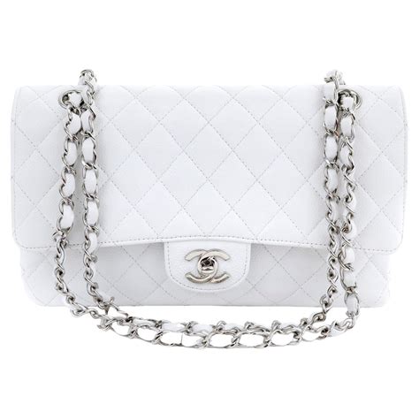 chanel flap bag white m|25cm Chanel flap bag.